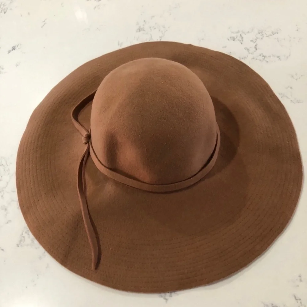 Tan/brown for all season hat 100% Australia wool